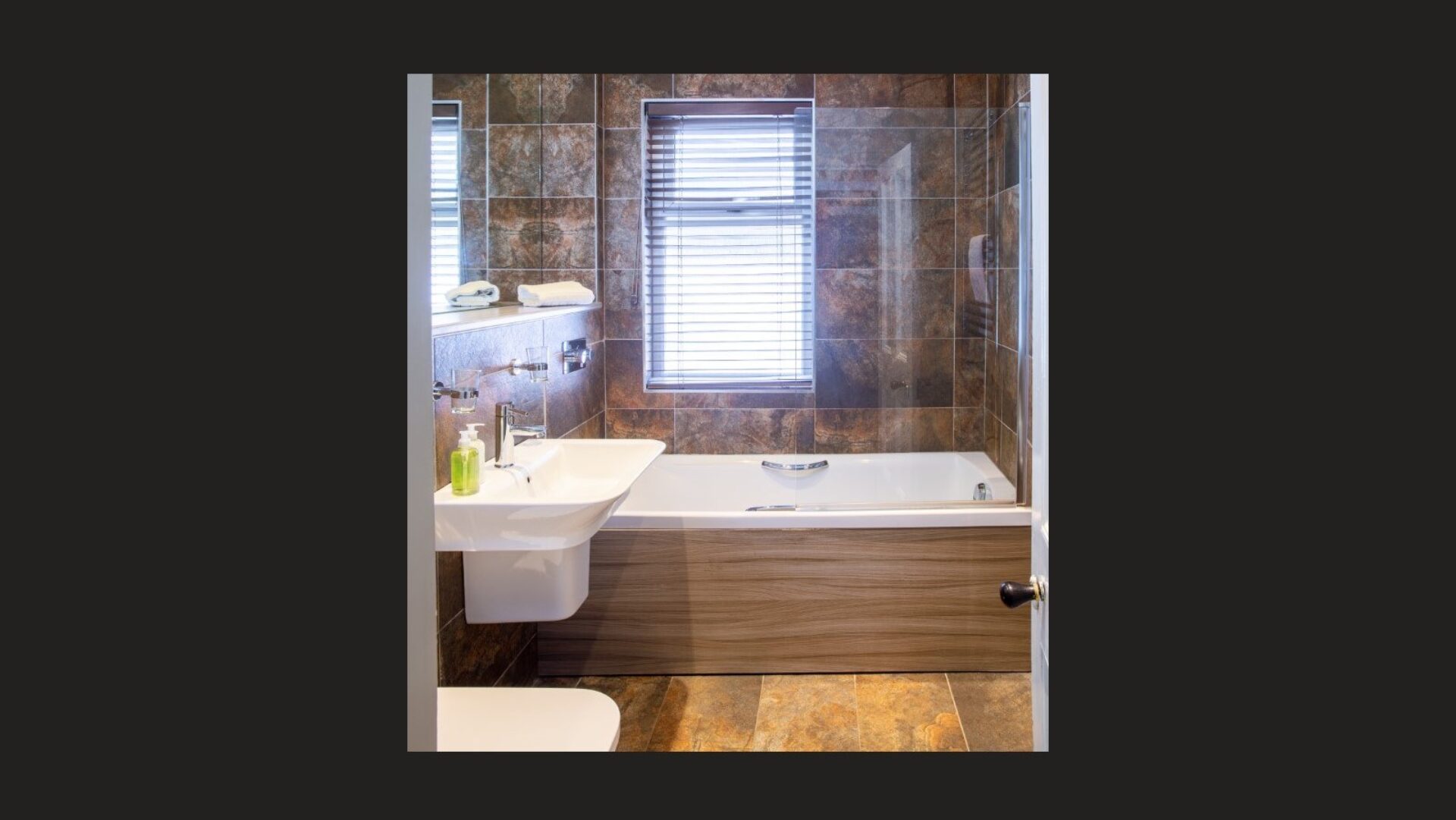 LA 008 Glenlochsie Bathroom 1600 x 900