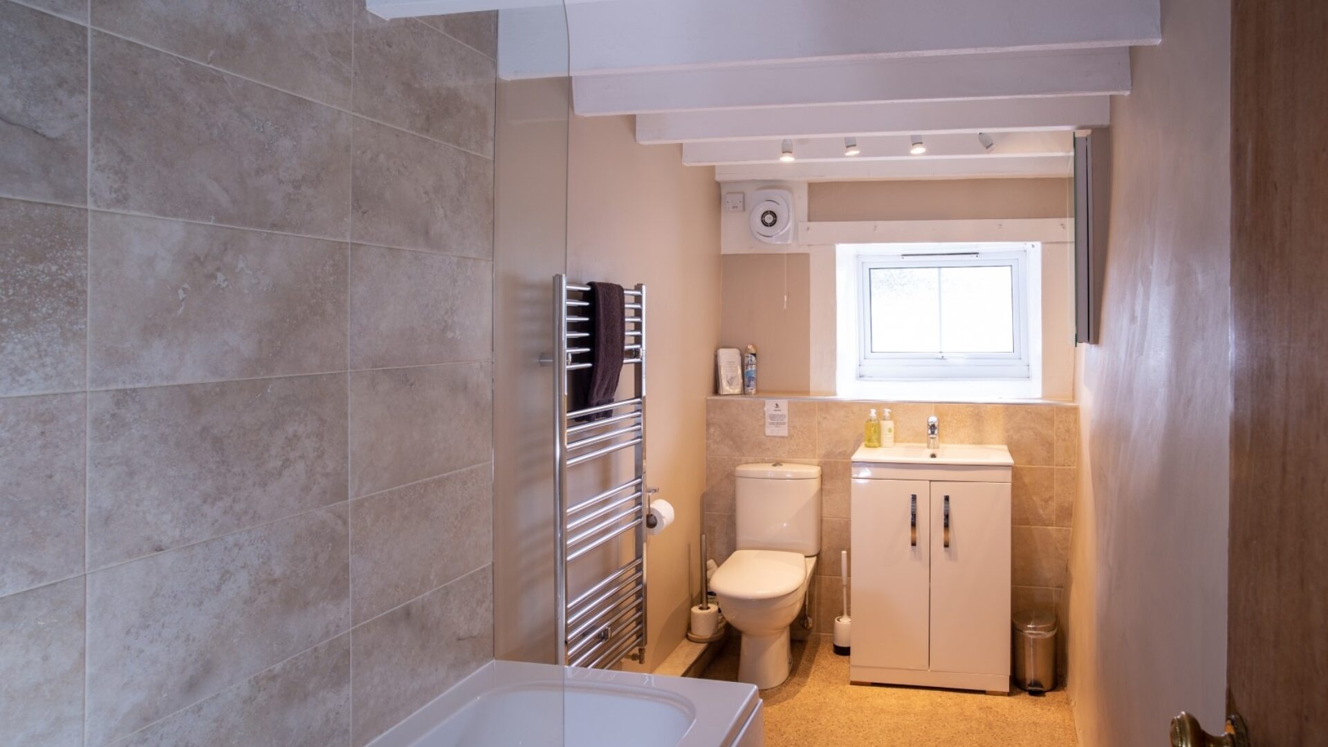 LA 012 Lochsie Bathroom 1620 x 1080