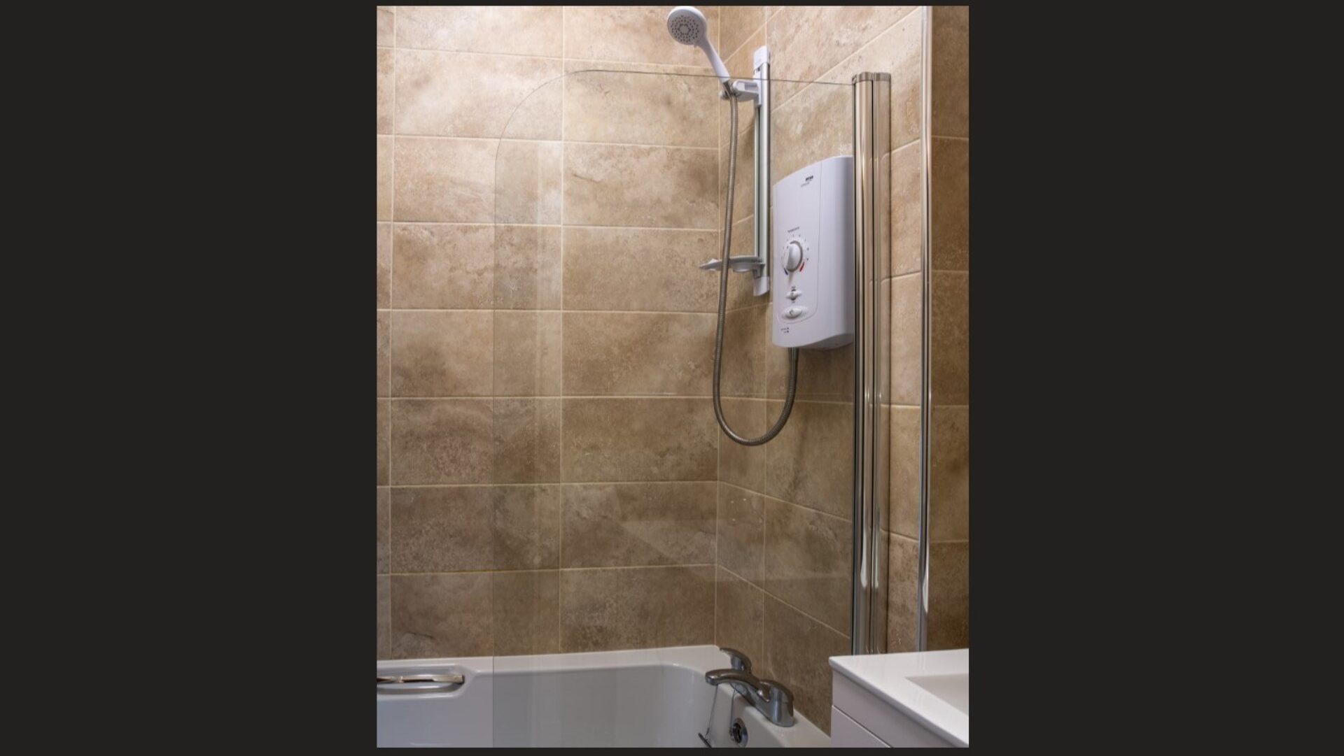 LA 020 Dower Bathroom 1600 x 900