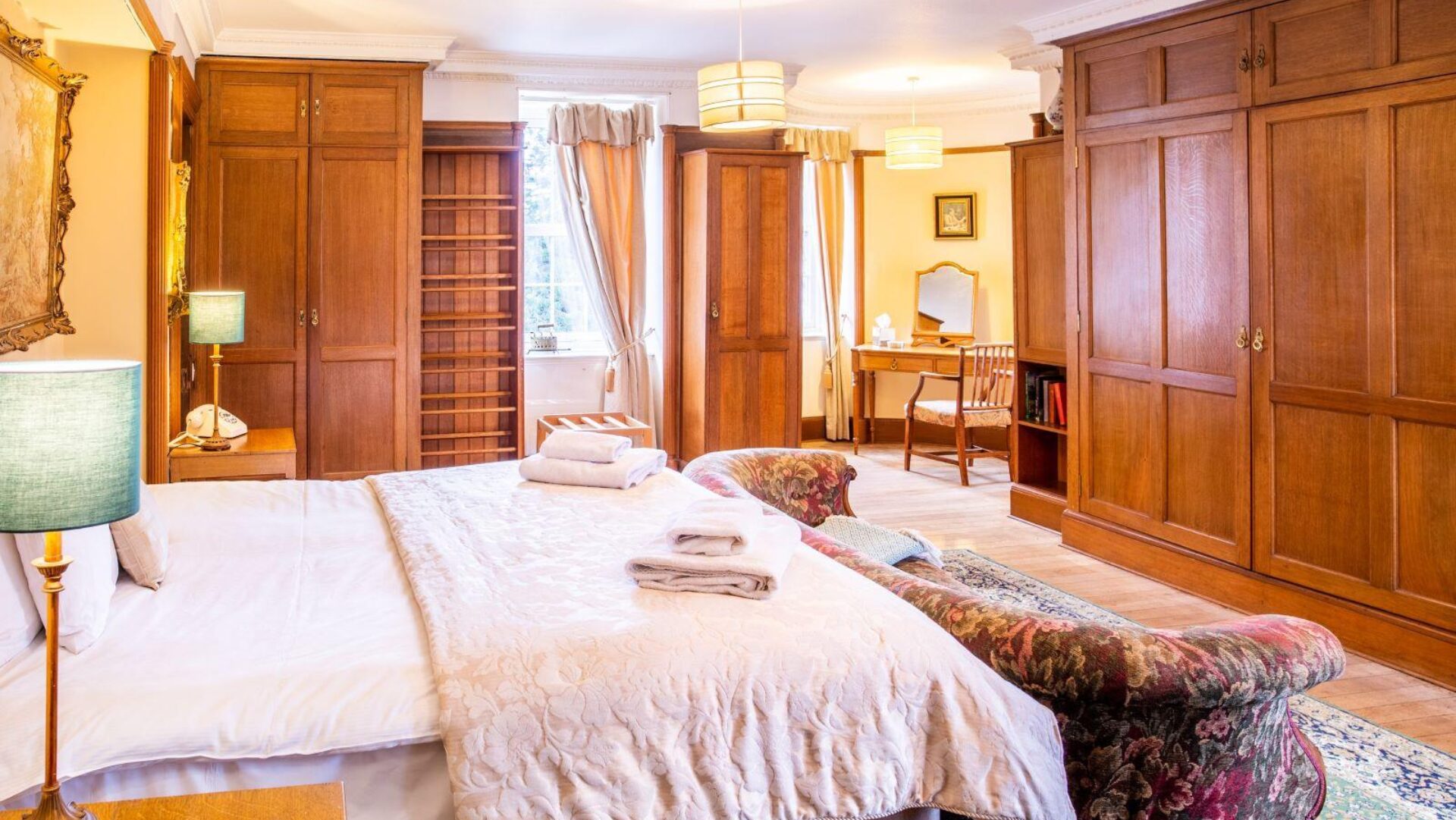 LA 080 Castle Suite 1600 x 1149