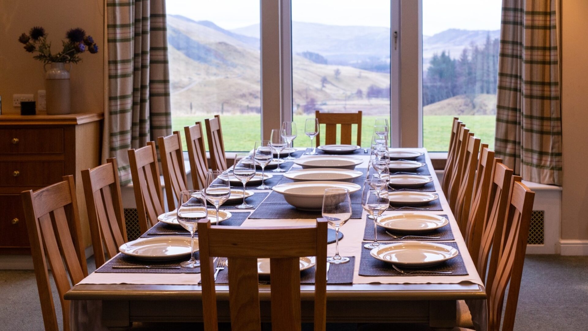 LA 135 Dalmunzie House Dining table 1620 x 1080