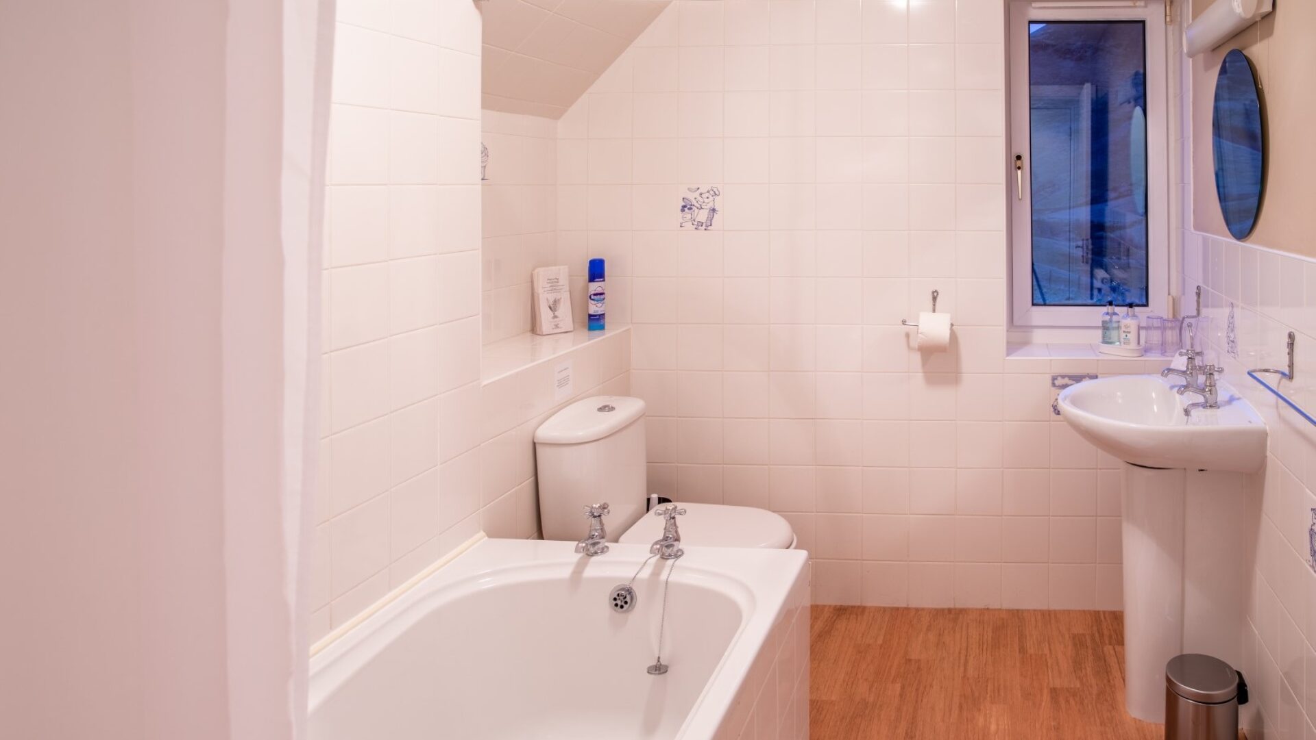 LA 161 Dalmunzie House Far end bathroom 1620 x 1080