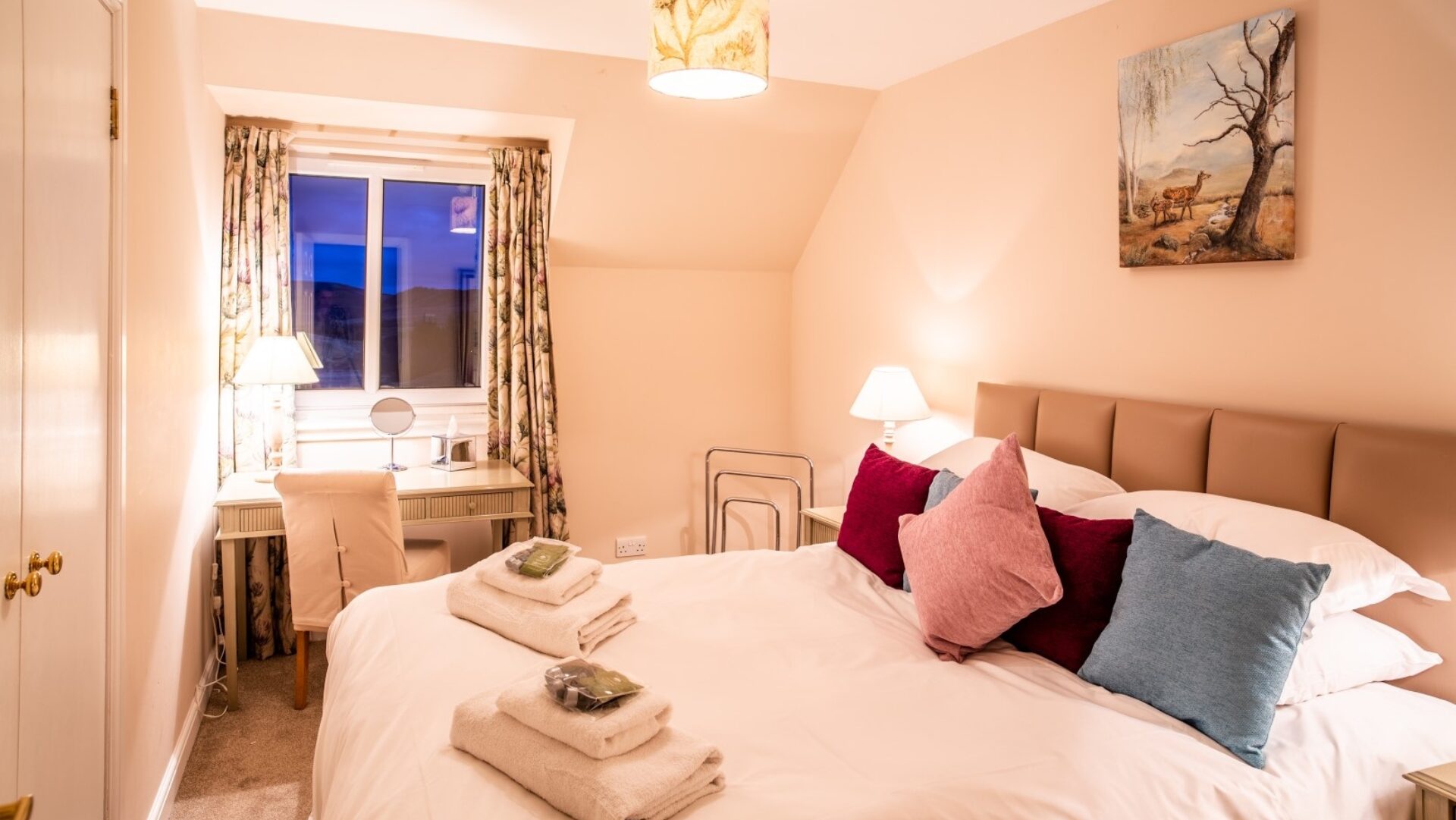 LA 164 Dalmunzie House Sandwiched king room 1620 x 1080