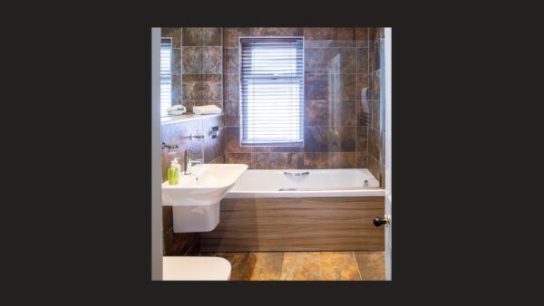 LA 008 Glenlochsie Bathroom 1600 x 900