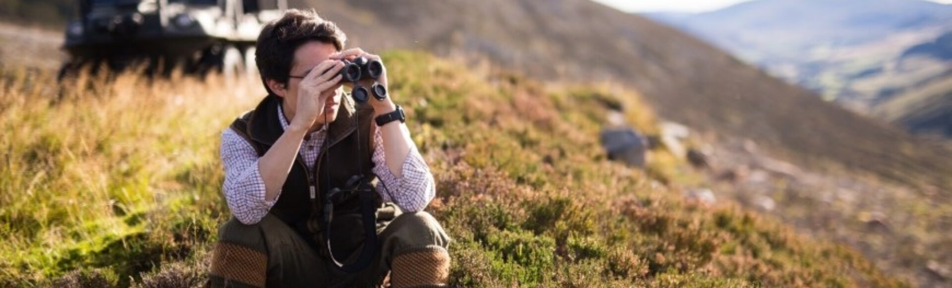 LA 001 Sporting Binoculars Pose 1920 x 580