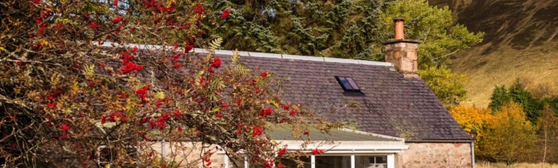 LA 054 Lochie Cottage Exterior 1920 x 580